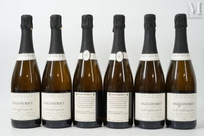 six bouteilles de vin sont alignées dans une rangée