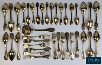 un grand nombre de cuillères et de fourchettes en argent disposées sur une table