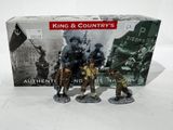 deux figurines représentant des hommes en uniforme militaire se tiennent à côté d'une boîte