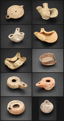 Plusieurs pièces de poterie antique sont exposées sur un fond noir