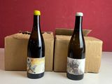 deux bouteilles de vin posées l'une à côté de l'autre sur une table