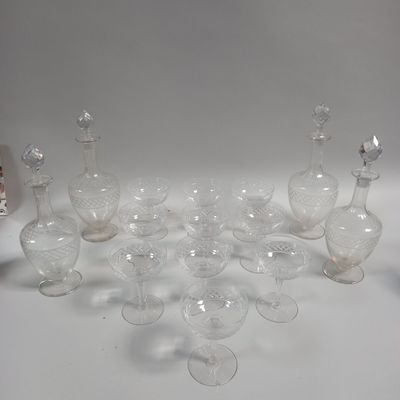 Partie de service de VERRES en cristal à motif de croisillon…