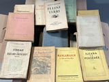 un grand nombre de livres posés sur une table