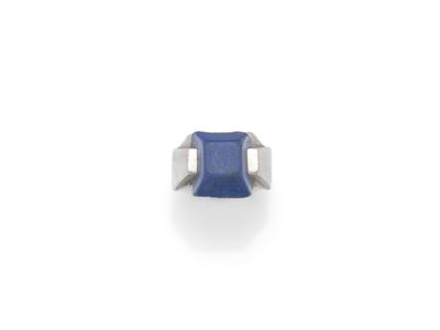 un anneau en pierre bleue sur fond blanc