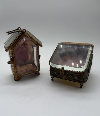 a small glass box with a picture inside of it