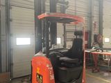 un chariot élévateur à fourche garé dans un entrepôt