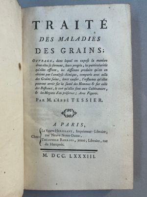 un livre ouvert avec un titre en noir et blanc