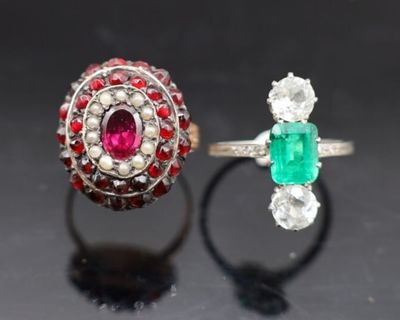 deux bagues ornées de pierres de couleurs différentes et de diamants sur un fond noir