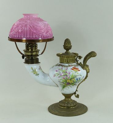 une lampe surmontée d'un abat-jour rose
