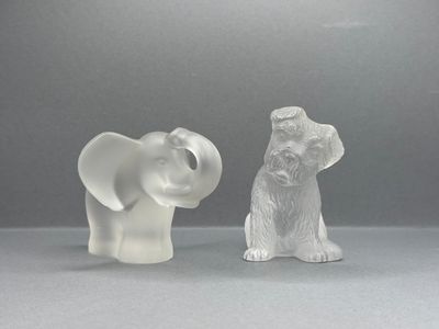deux figurines représentant un chien et un éléphant