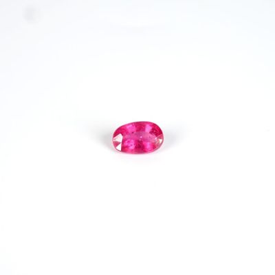 Rubis facetté sur papier, de taille ovale calibrant 3.