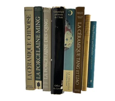 de nombreux livres alignés sur une étagère