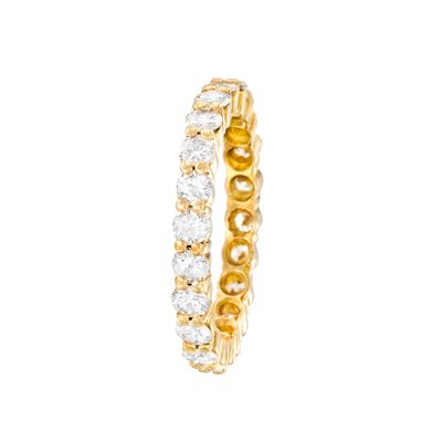 gros plan d'une bague en diamant sur fond blanc