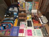 beaucoup de fournitures scolaires et de livres sur la table