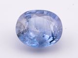 gros plan d'un saphir bleu sur une surface blanche