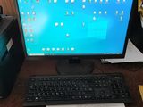 un ordinateur de bureau posé sur une table avec un clavier et une souris