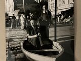une photo en noir et blanc d'un homme et d'une femme dans un bateau