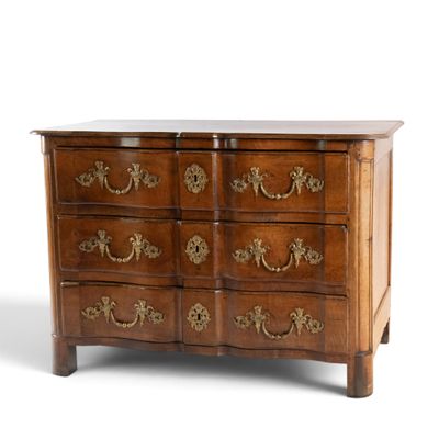 une image d'une commode avec un plateau en marbre