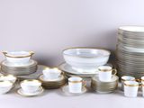 beaucoup d'assiettes et de tasses sur la table