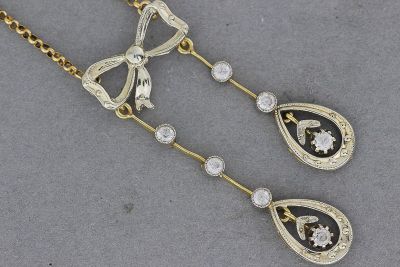 Collier «Négligé en or orné de deux motifs sertis de pierres. P 4,5g - Photo 1