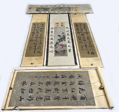 deux rouleaux de peinture asiatiques exposés sur un fond blanc