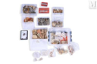 Important lot composé : Caisse de silex taillés