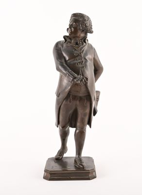 statue en bronze représentant un homme muni d'une canne et portant un chapeau, posée sur un socle