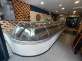 une photo du comptoir de charcuterie d'un magasin