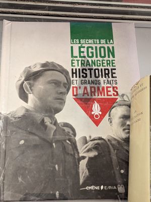 un livre posé sur une étagère, avec la photo d'un homme