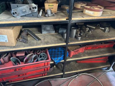une étagère remplie d'outils divers dans un garage