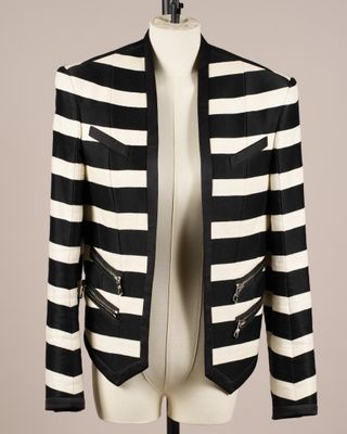 une veste rayée noir et blanc sur un mannequin