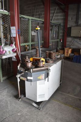 une machine qui se trouve à l'intérieur d'un bâtiment