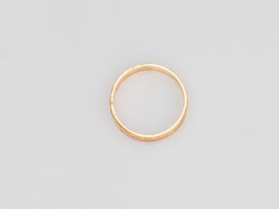 un anneau d'or sur une surface blanche