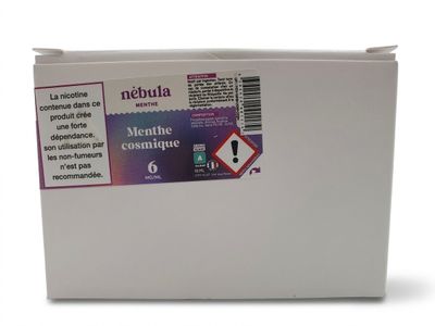 La boîte est blanche et comporte une étiquette sur le côté.
