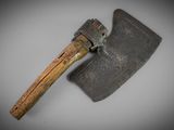 un gros plan d'une vieille hache avec un manche en bois