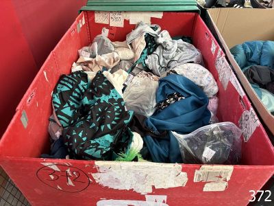 une boîte pleine de vêtements posée sur le sol