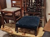plusieurs chaises et une table dans une pièce au sol carrelé