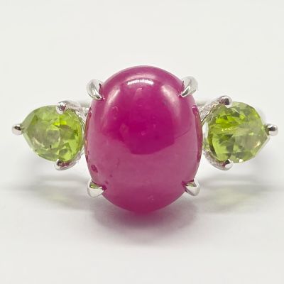 une image représentant une bague rose ornée de péridots et d'une pierre verte