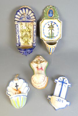 cinq petits objets décoratifs posés sur la table