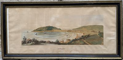 tableau représentant une vue de plage, encadré et accroché à un mur en pierre