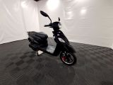 une photo d'un scooter garé dans un garage