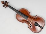 un gros plan d'un violon posé sur une surface blanche