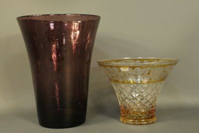 deux vases posés l'un à côté de l'autre sur une table