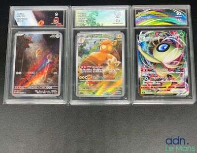 Quatre cartes Pokémon différentes sont exposées dans une vitrine.