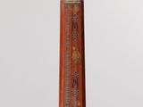 une image représentant un instrument en bois sur le côté duquel figure une horloge