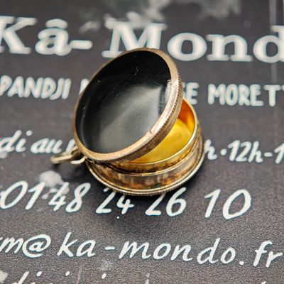 une bague posée sur une feuille de papier, sur une table