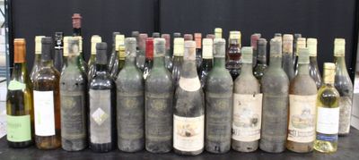 beaucoup de bouteilles de vin sur la table