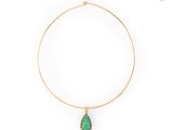un collier en or avec un pendentif en pierre verte sur fond blanc
