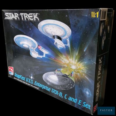 une boîte contenant une maquette d'un vaisseau de Star Trek