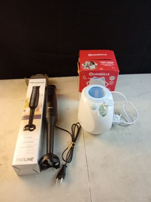 un sèche-cheveux noir et blanc et une boîte posée sur une table